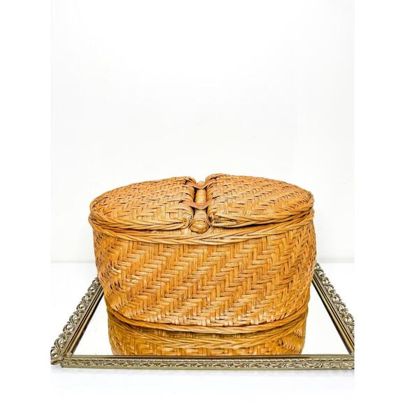 Beautiful Vintage Divided Wicker basket with leather hinges , Cottagecore - Picture 2 of 8